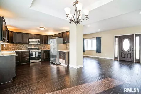 703 S Main St, Eureka, IL 61530 photo 4