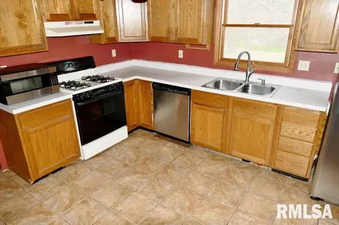 1904 Century Dr, Eureka, IL 61530 photo 8