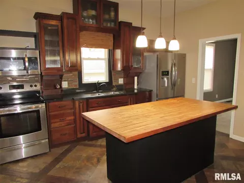 505 James St, Eureka, IL 61530 photo 3