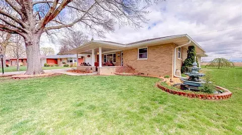 104 Pieper Cir, Delavan, IL 61734 photo 3
