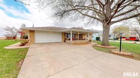104 Pieper Cir, Delavan, IL 61734 photo 1
