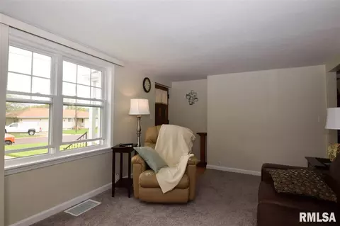 904 E Adams, Washington, IL 61571 photo 4