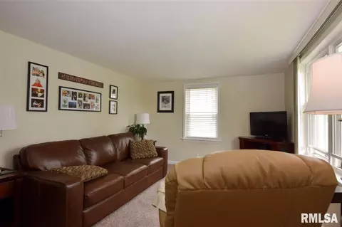 904 E Adams, Washington, IL 61571 photo 3