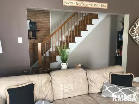 317 E Jefferson St, Macomb, IL 61455 photo 2