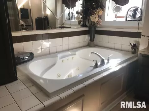 317 E Jefferson St, Macomb, IL 61455 photo 11