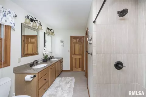 497 E Townhall Rd, Germantown Hills, IL 61548 photo 17