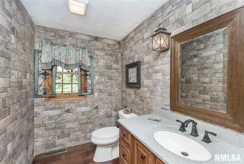 497 E Townhall Rd, Germantown Hills, IL 61548 photo 9