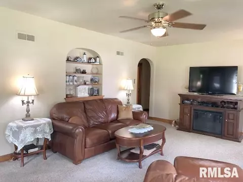 109 E Main St, Cuba, IL 61427 photo 3
