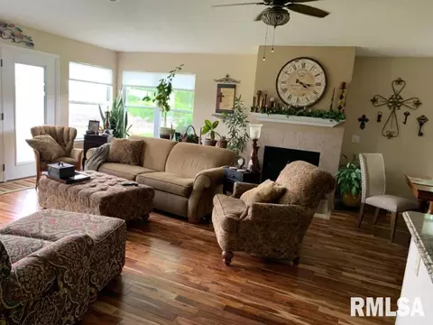 1064 Willow Rd, Macomb, IL 61455 photo 2