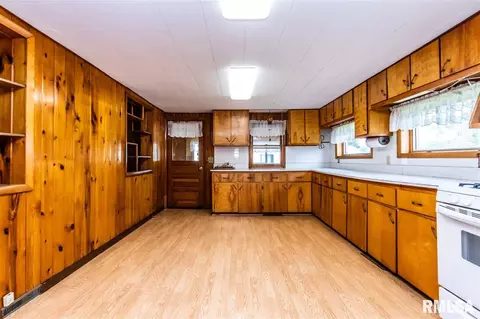 507 E 3rd St, Delavan, IL 61734 photo 9