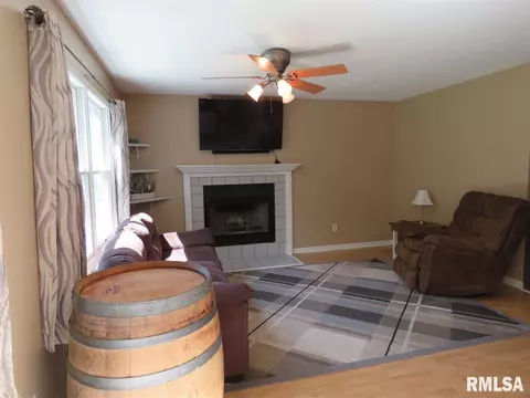 504 S Henry St, Eureka, IL 61530 photo 8