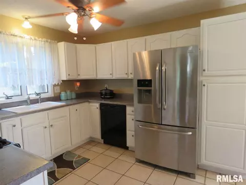 504 S Henry St, Eureka, IL 61530 photo 2