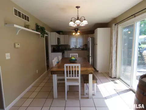504 S Henry St, Eureka, IL 61530 photo 3