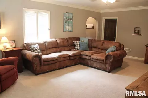 201 S Hamilton, Eureka, IL 61530 photo 5