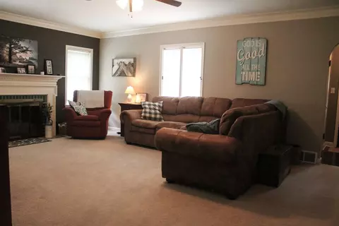 201 S Hamilton, Eureka, IL 61530 photo 7