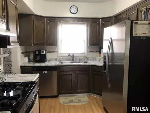 649 E Chestnut St, Canton, IL 61520 photo 2