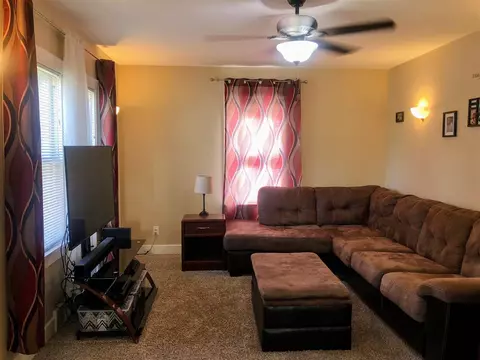 649 E Chestnut St, Canton, IL 61520 photo 4