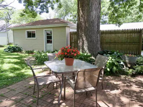 402 W Maple Dr, Eureka, IL 61530 photo 2