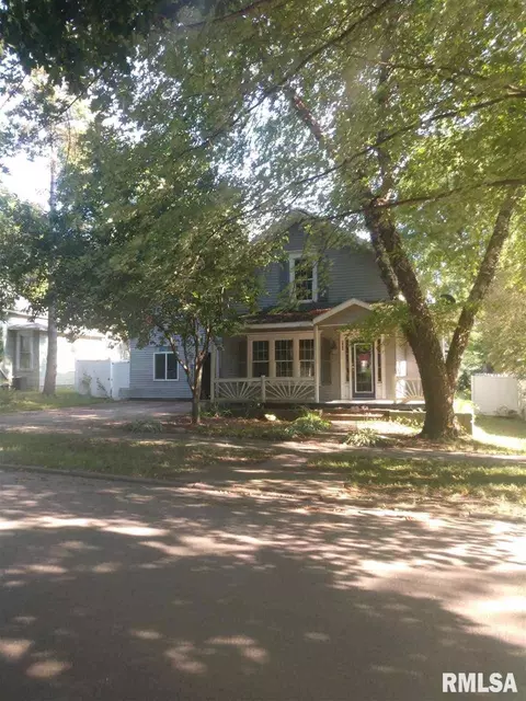 404 W 3rd St, Delavan, IL 61734 photo 2