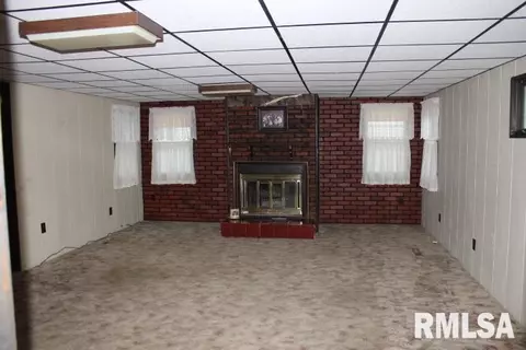 609 Custer Pl, Canton, IL 61520 photo 6