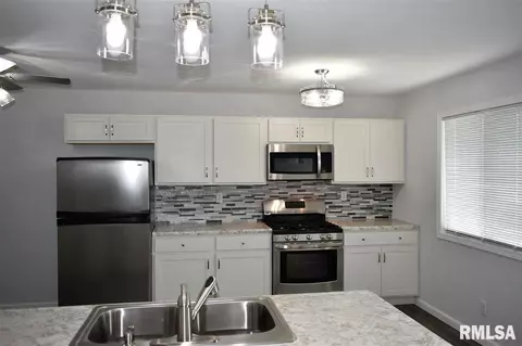 1257 E Locust St, Canton, IL 61520 photo 8