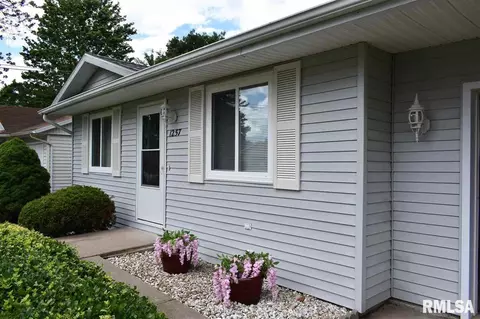 1257 E Locust St, Canton, IL 61520 photo 2