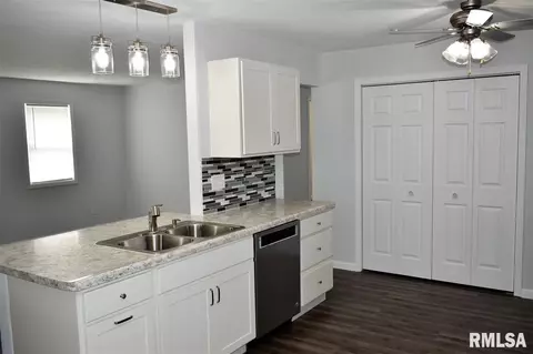 1257 E Locust St, Canton, IL 61520 photo 9
