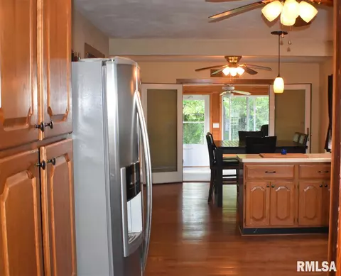 519 E Ash St, Canton, IL 61520 photo 8