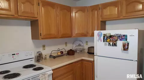 345 S Main St, Canton, IL 61520 photo 7