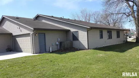 345 S Main St, Canton, IL 61520 photo 4
