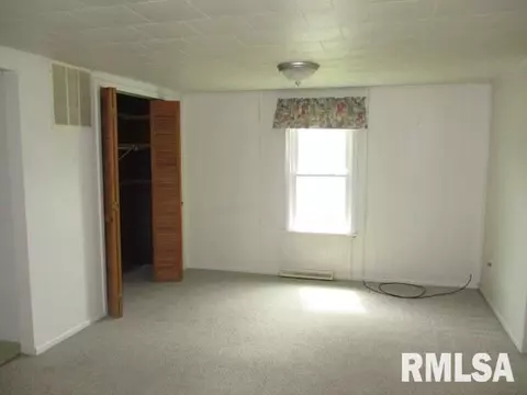 1027 E Oak St, Macomb, IL 61455 photo 5