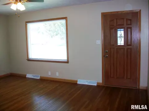 345 Iris Ct, Canton, IL 61520 photo 3