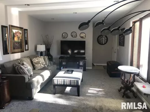 1607 S Madison St, Macomb, IL 61455 photo 3