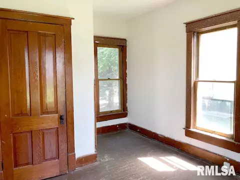 140 E Locust St, Canton, IL 61520 photo 4