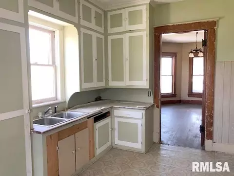 140 E Locust St, Canton, IL 61520 photo 9