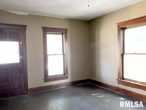 140 E Locust St, Canton, IL 61520 photo 3