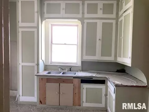 140 E Locust St, Canton, IL 61520 photo 8