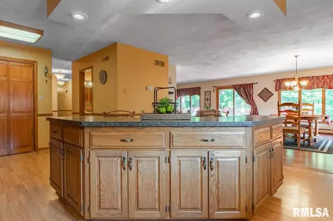 2007 E Bishop Ave, Peoria, IL 61614 photo 15