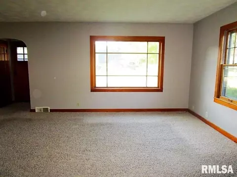 1014 Normal St, Henry, IL 61537 photo 4