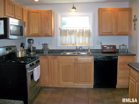 102 E Vine St, Canton, IL 61520 photo 5