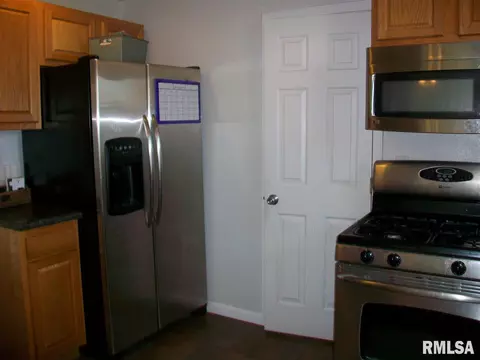 102 E Vine St, Canton, IL 61520 photo 7