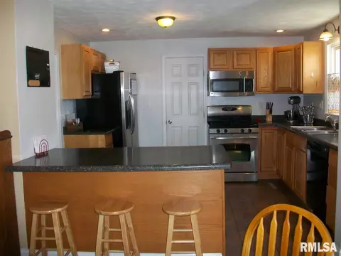 102 E Vine St, Canton, IL 61520 photo 4