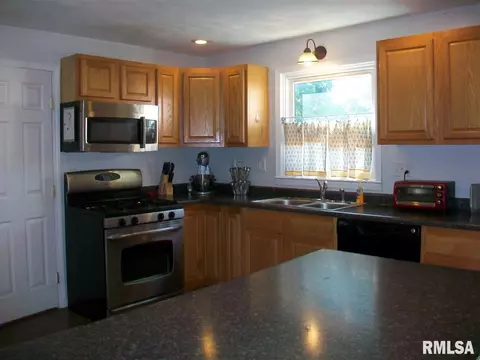 102 E Vine St, Canton, IL 61520 photo 3