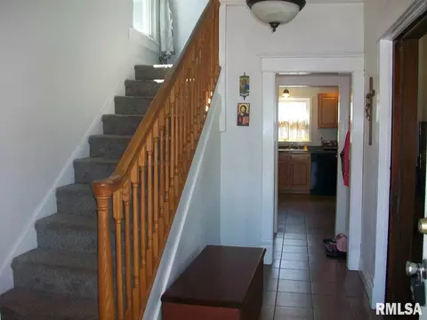 102 E Vine St, Canton, IL 61520 photo 2