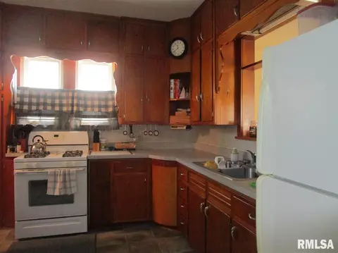 846 E Locust St, Canton, IL 61520 photo 10