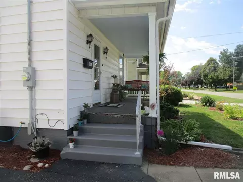 846 E Locust St, Canton, IL 61520 photo 2