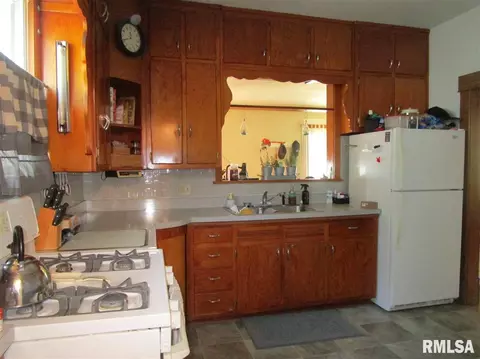 846 E Locust St, Canton, IL 61520 photo 13