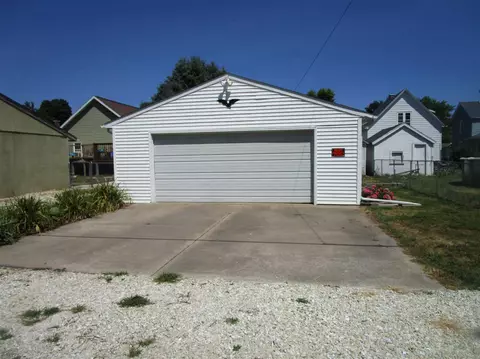 846 E Locust St, Canton, IL 61520 photo 4