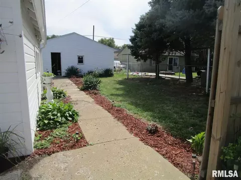 846 E Locust St, Canton, IL 61520 photo 33