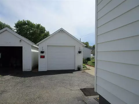 846 E Locust St, Canton, IL 61520 photo 3